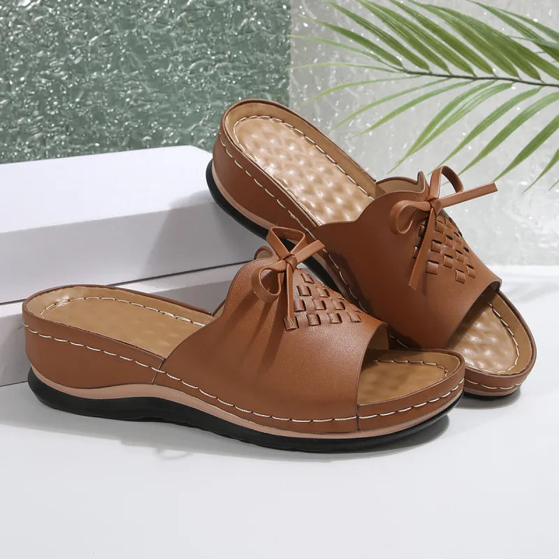 Pantoletten für Damen ⎜ Bequeme Sommerschuhe mit Schleife, rutschfester Sohle und gepolstertem Fußbett