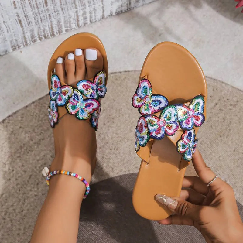 Damen Flache Sandalen ⎜ Bequeme Sommerschuhe mit Schmetterlingsdekor und Offenem Design für Strand & Freizeit