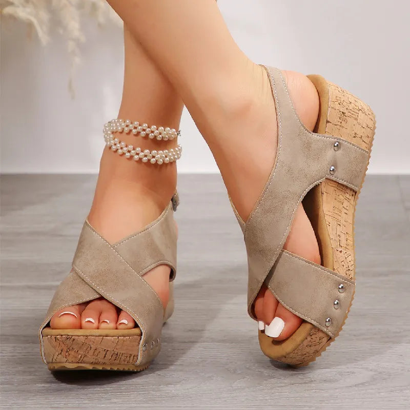 Keilsandaletten Damen Sommer ⎜ Bequeme Plateausandalen mit Riemchen und Nieten für Alltag & Freizeit