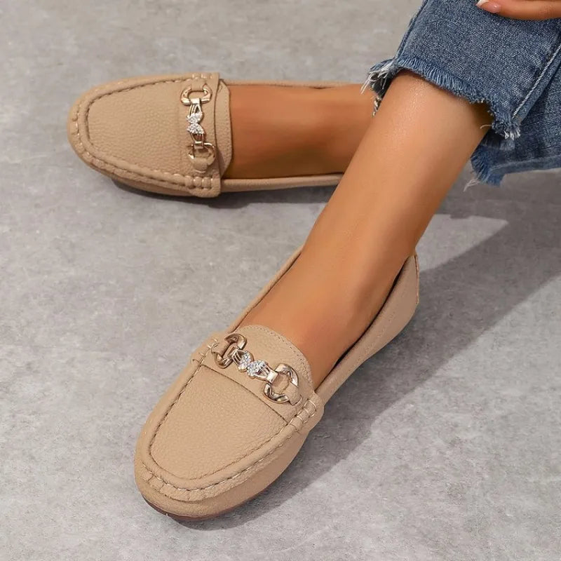 Mokassins für Damen ⎜ Bequeme Flats aus Leder mit Ketten-Detail und eleganter Slip-on Form