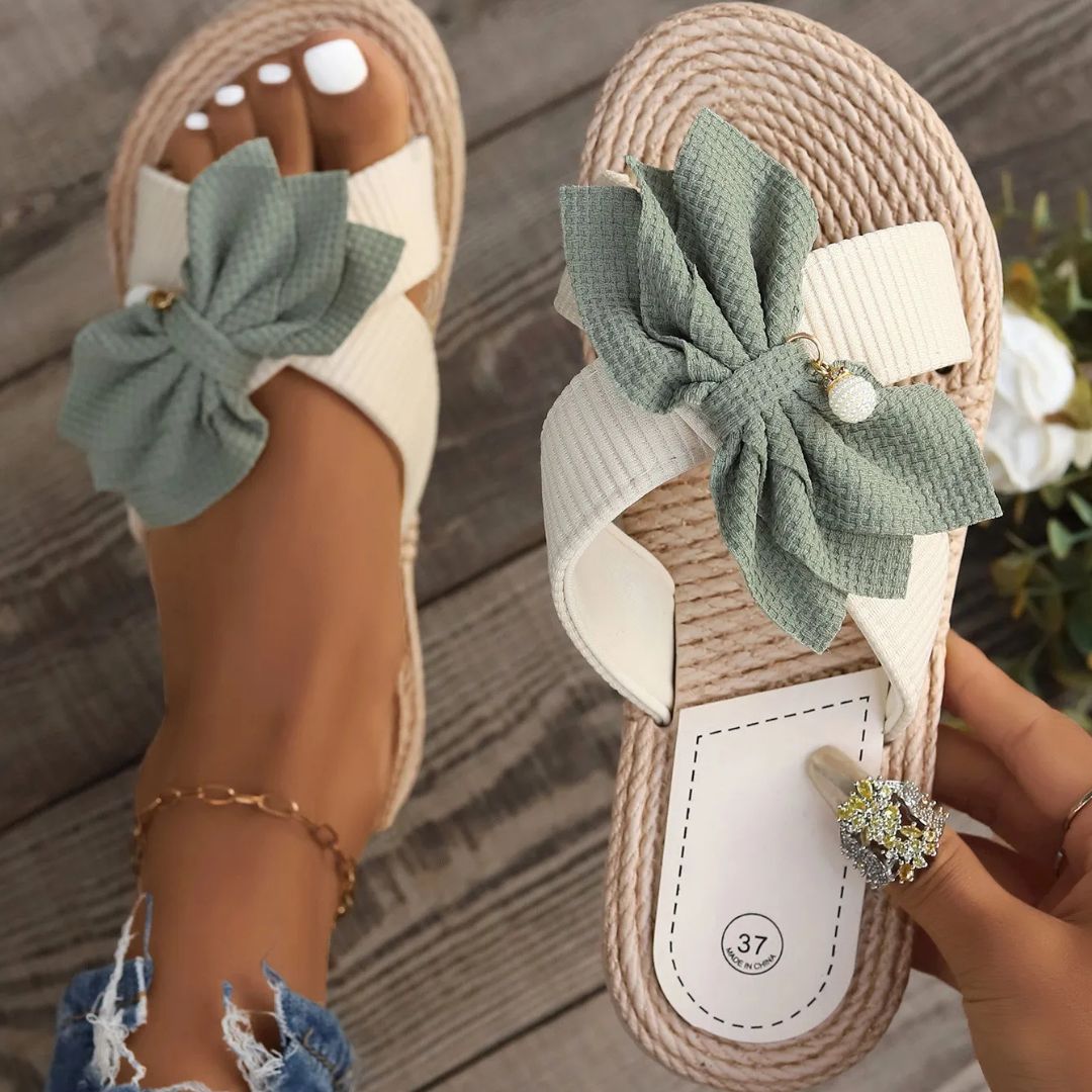 Damen Sommer Pantoletten ⎜ Bequeme Flache Slipper mit Schleife und Rutschfester Bastsohle