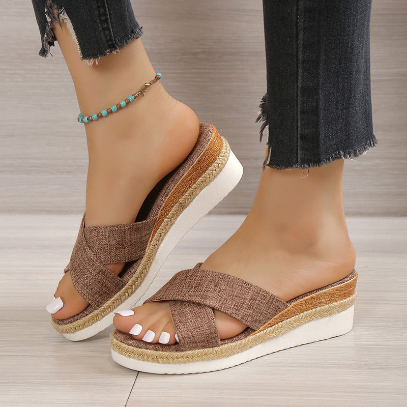 Damen Keilabsatz Slipper ⎜ Bequeme Sommerschuhe mit Kreuzriemen und Offenem Design für Alltag & Freizeit