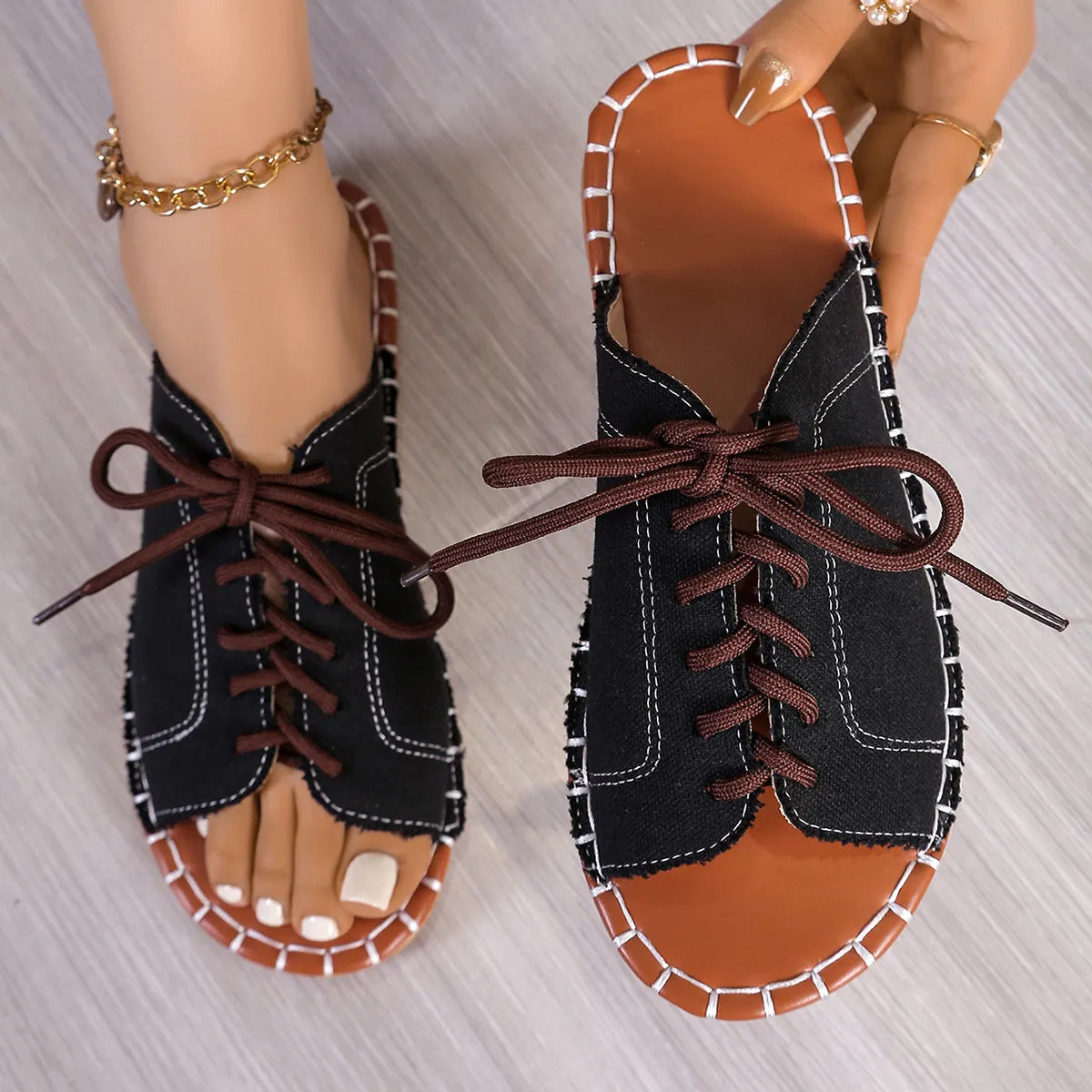 Sommer Slipper für Damen ⎜ Bequeme offene Schuhe mit Denim-Optik und Schnürung für Freizeit und Alltag