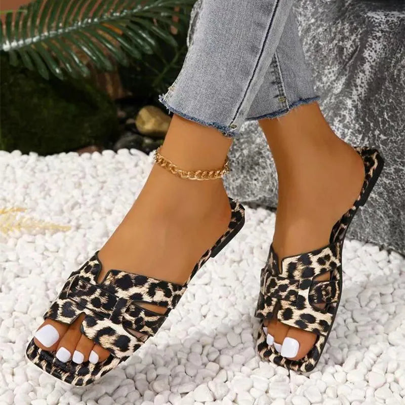 Damen Pantoletten mit Leopardenmuster ⎜ Bequeme Sandalen mit Quadratischer Spitze für Alltag und Große Größen