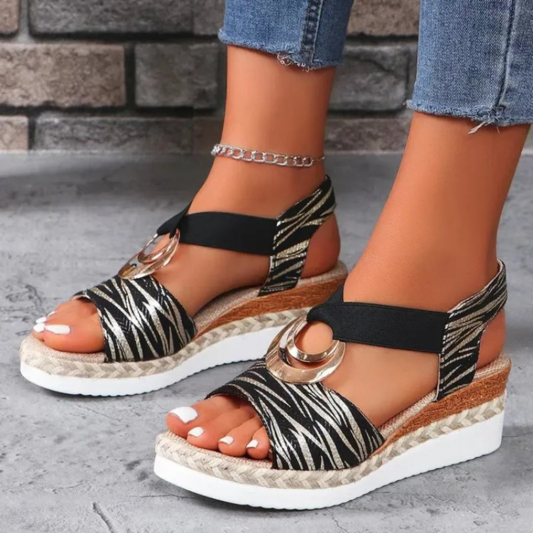 Keilsandalen für Damen ⎜ Offene Sommerschuhe mit Metallring Jutekante und Bequemer Plateausohle