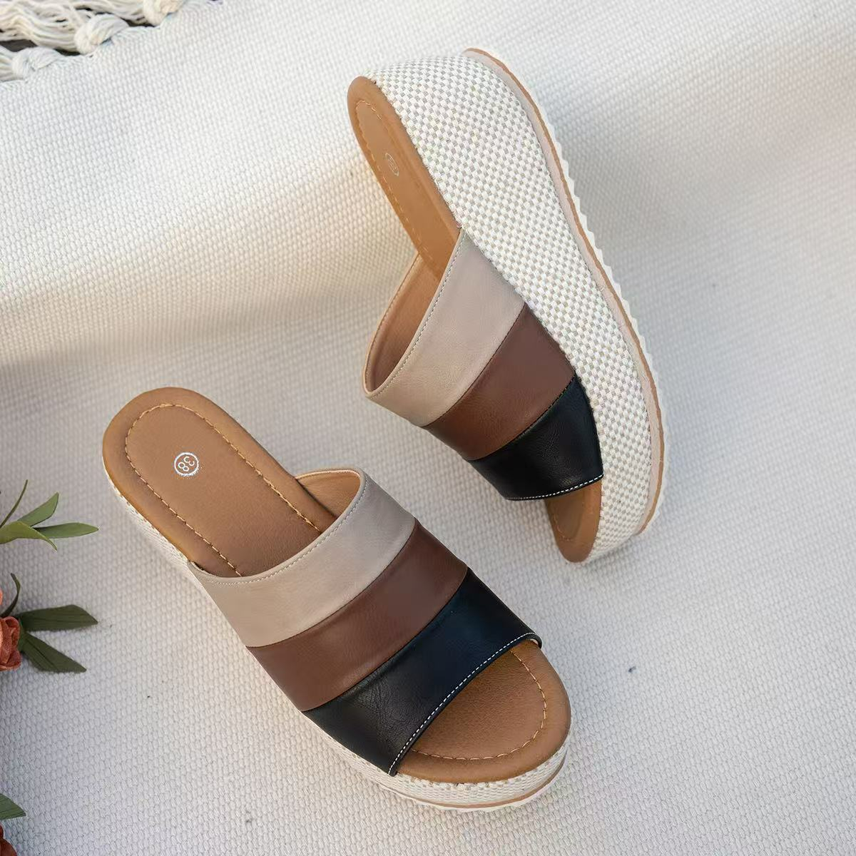 Damen Wedge Sandalen mit Block-Absatz ⎜ Komfortable Plateauslipper mit Farbblock-Design und Riemen