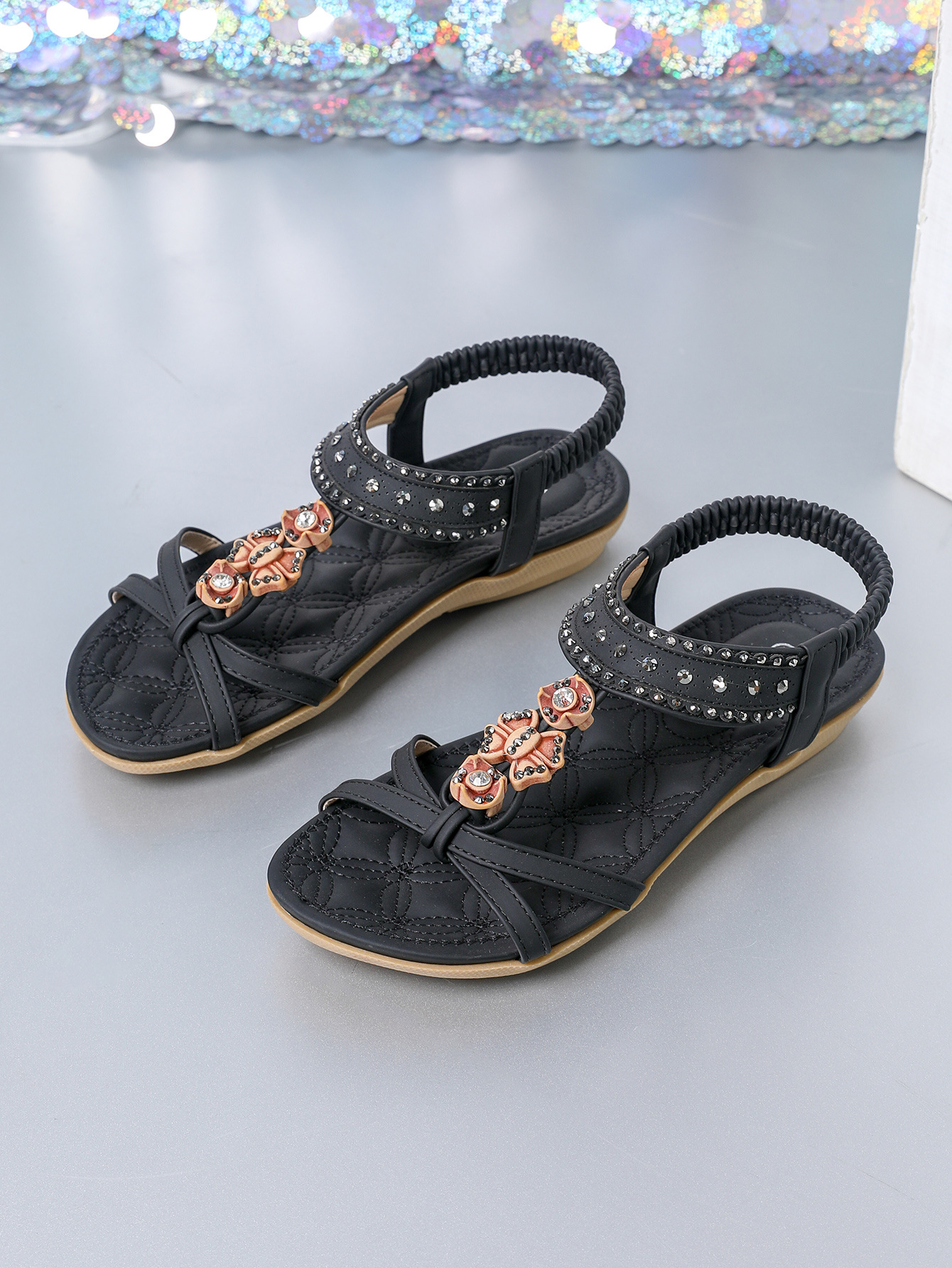 Flache Sandalen für Damen ⎜ Bequeme Sommerschuhe mit elastischem Riemen und funkelnden Ziersteinen