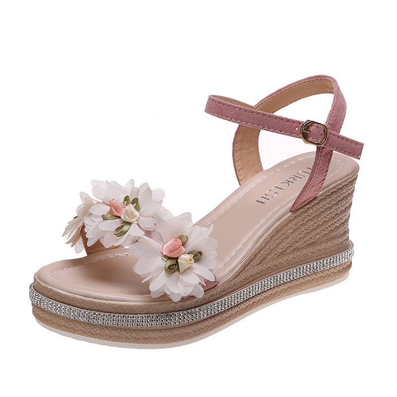 Damen Keilsandaletten Sommer ⎜ Bequeme Plateausandalen mit Blumenapplikationen und verstellbarem Knöchelriemen