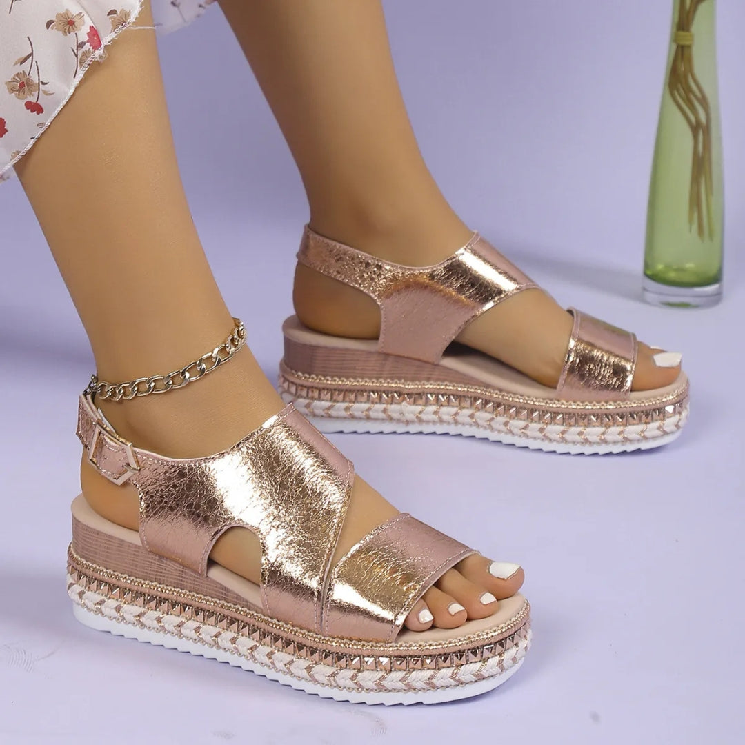 Keilsandalen für Damen ⎜ Bequeme Sommerschuhe mit Elastikband und Rutschfester Sohle In Metallic-Optik