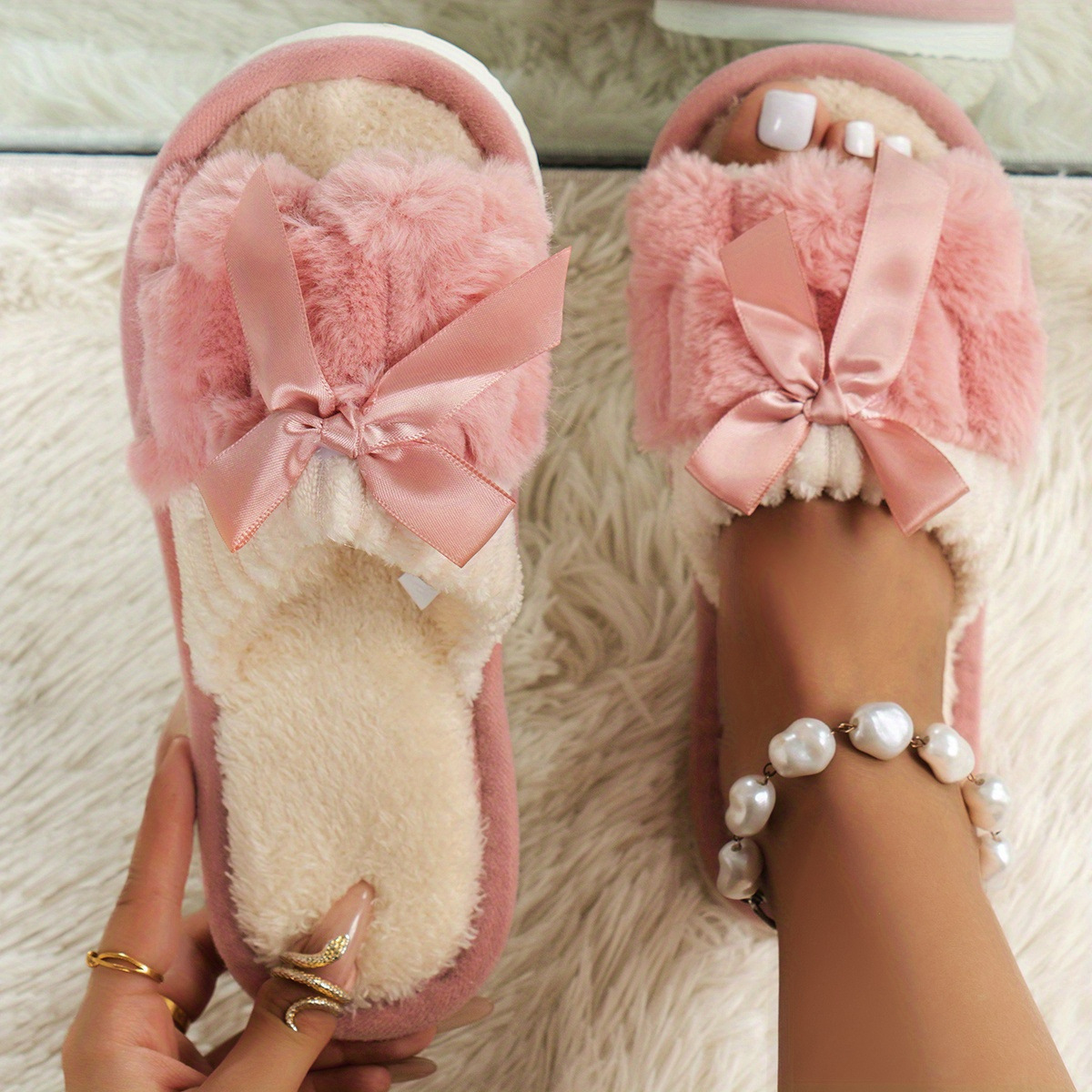 Damen Plüsch Slippers mit Schleifen-Design ⎜ Bequeme Hausschuhe für drinnen mit weichem Futter