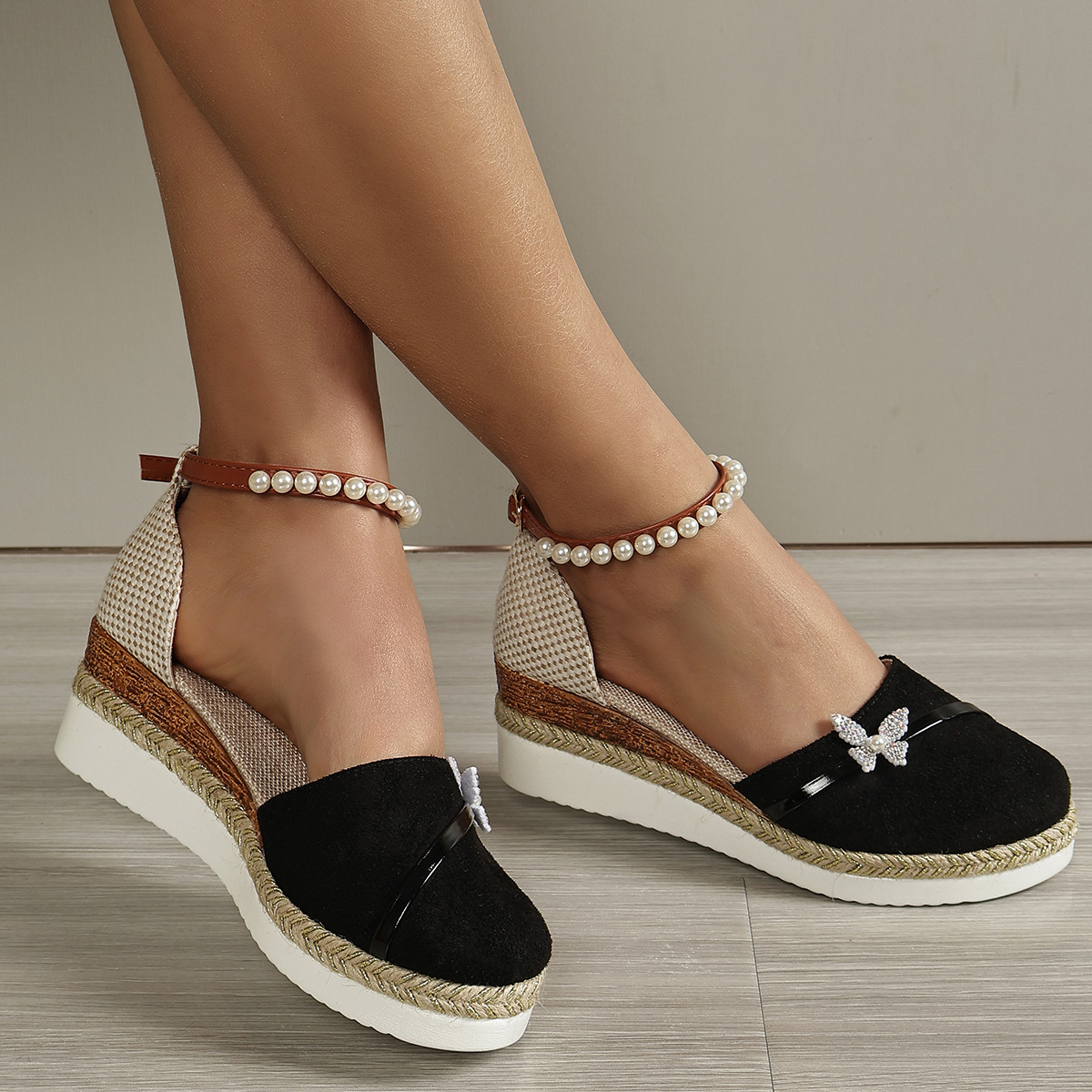 Keilabsatz Sandalen für Damen ⎜ Bequeme Sommerschuhe mit Perlenriemen und geflochtener Sohle
