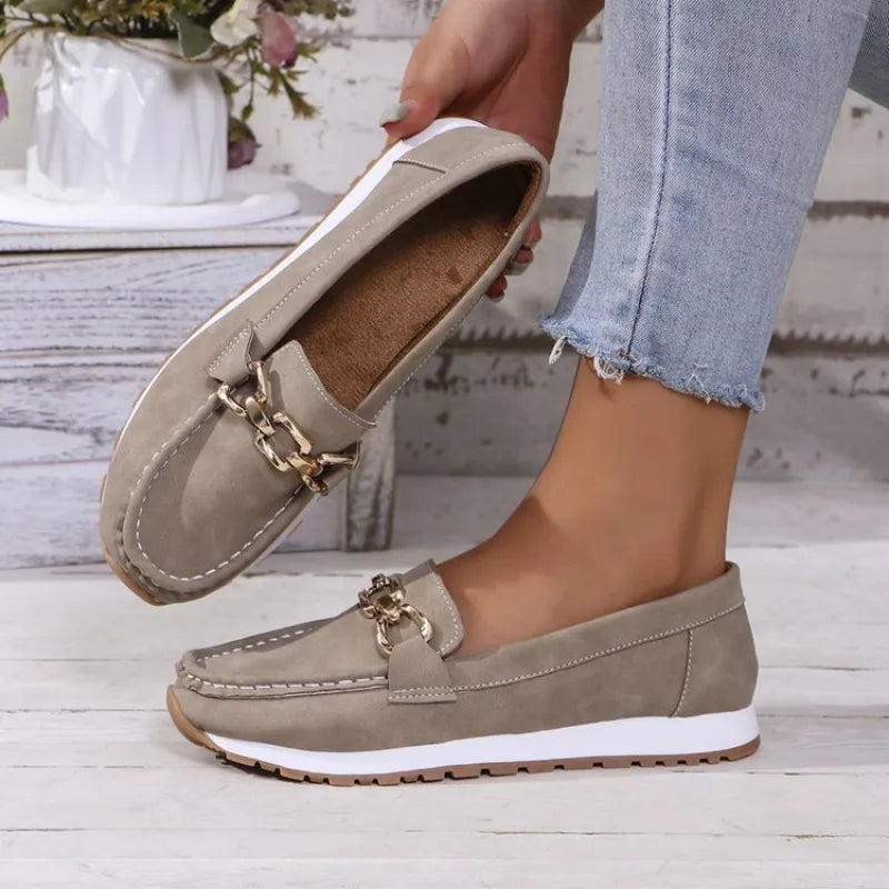 Plattform-Slipper für Damen ⎜ Bequeme Slip-On Schuhe mit Modischer Kettenapplikation für Alltag und Stil