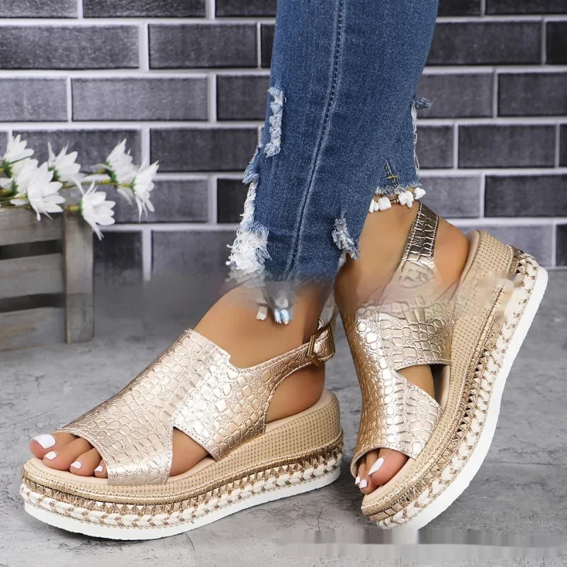Damen Plateau Sandalen ⎜ Modische Sommerschuhe mit Kroko-Optik und Verstellbarer Schnalle