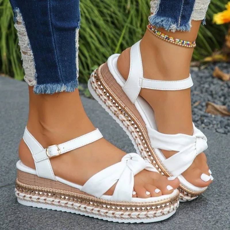 Plateausandalen für Damen ⎜ Sommerliche Schuhe mit Knoten-Design und dekorativer Bastsohle in Komfortweite