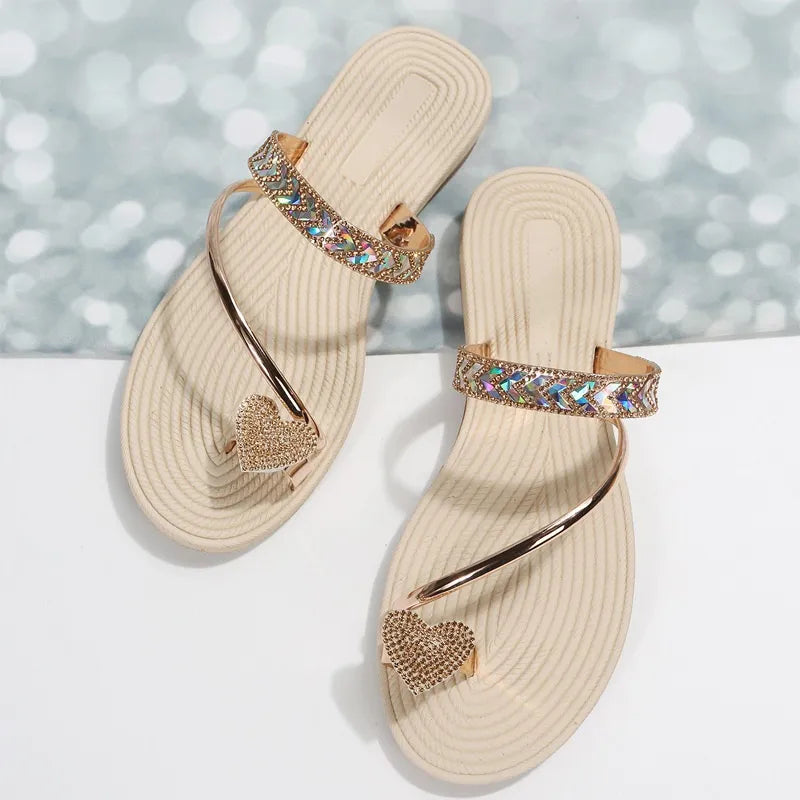 Damen Flache Zehensandalen ⎜ Elegante Sommerschuhe mit Strassherz und Glitzerriemen für Strand & Freizeit