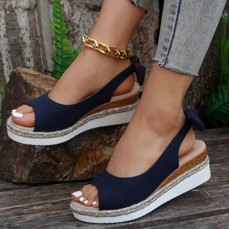 Damen Keilsandaletten ⎜ Bequeme Sommerschuhe mit Bastsohle und Offenem Design für Alltag & Freizeit