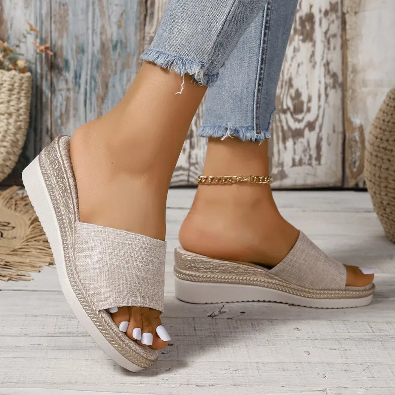 Damen Plateau Slipper ⎜ Bequeme Sommerschuhe mit Breitem Riemen und Rutschfester Sohle für Strand & Freizeit