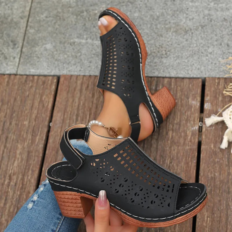 Damen Sandalen mit Blockabsatz ⎜ Bequeme Sommerschuhe im Retro-Stil mit Cut-outs und offener Zehenpartie