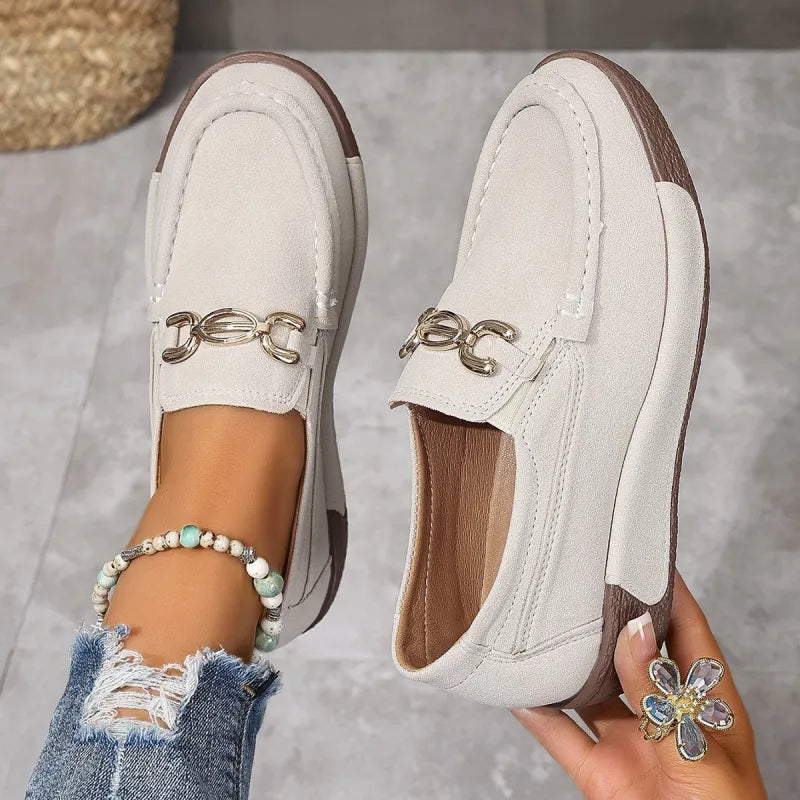 Mokassins für Damen ⎜ Bequeme Slip-On Schuhe mit Metall-Accessoire und klassischem Design