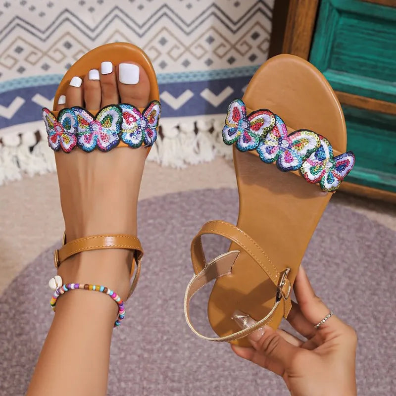 Damen Flache Sandalen ⎜ Bequeme Sommerschuhe mit Schmetterlingsdekor und Offenem Design für Strand & Freizeit