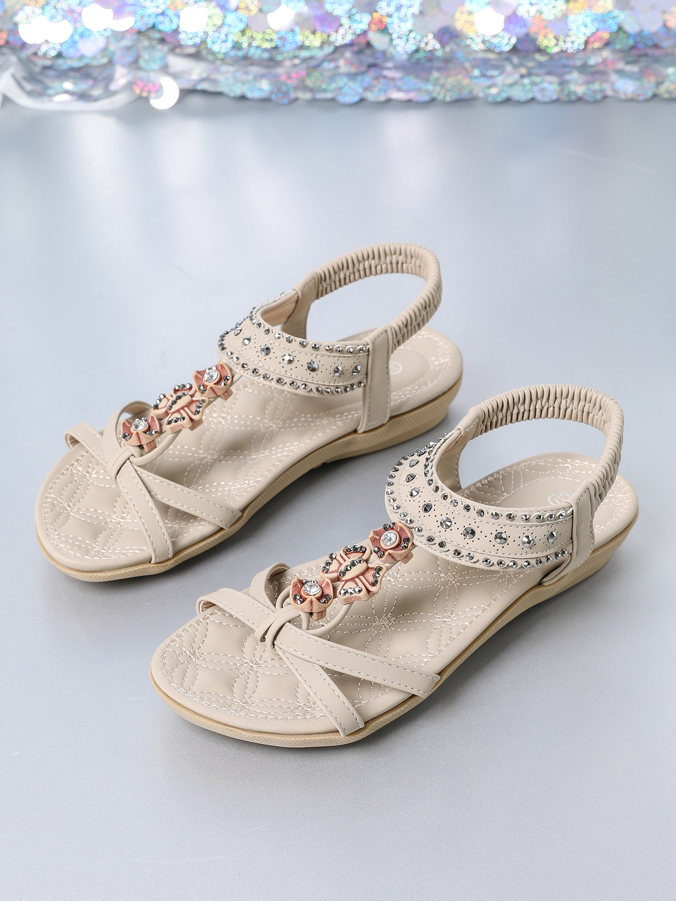 Flache Sandalen für Damen ⎜ Bequeme Sommerschuhe mit elastischem Riemen und funkelnden Ziersteinen