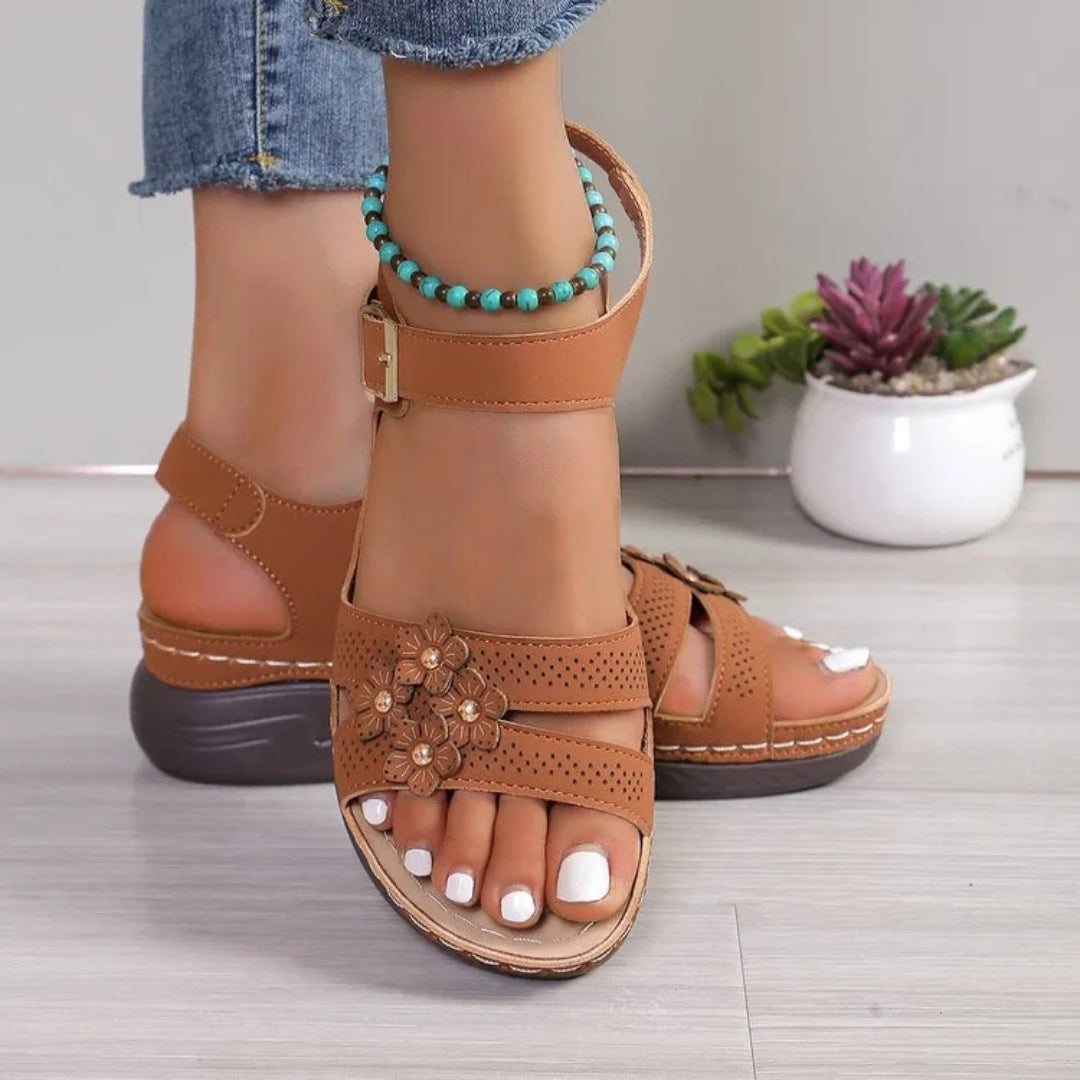 Keilsandalen für Damen ⎜ Bequeme Sommerschuhe mit Blumenapplikation und Rutschfester Sohle für Alltag