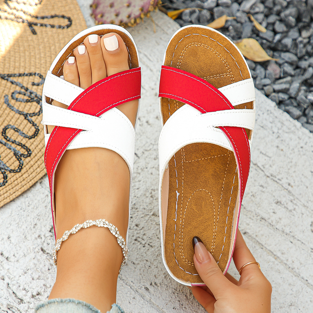 Damen Wedge Slippers mit Farbblock-Design ⎜ Bequeme Plateauslipper mit Kreuzband-Optik und Holz-Style