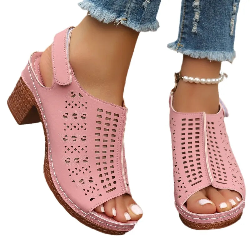 Damen Sandalen mit Blockabsatz ⎜ Bequeme Sommerschuhe im Retro-Stil mit Cut-outs und offener Zehenpartie