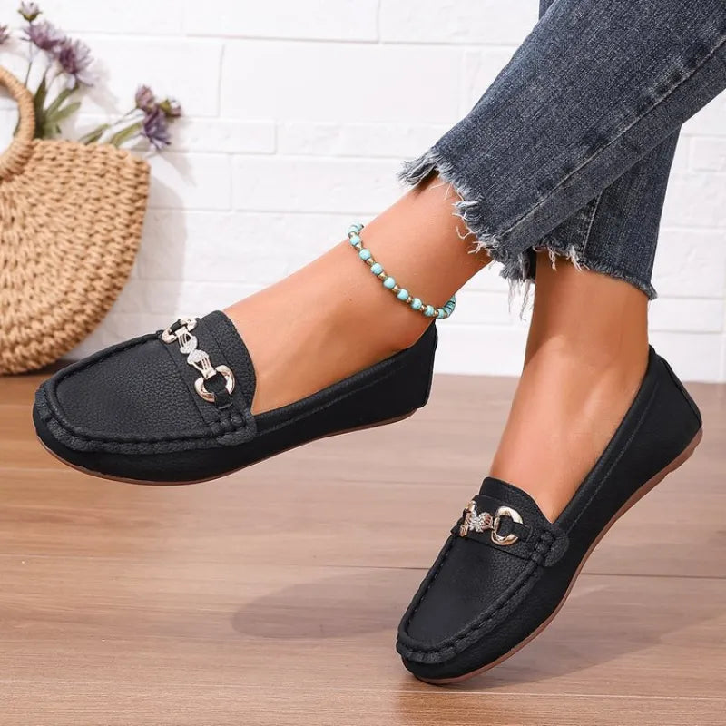 Mokassins für Damen ⎜ Bequeme Flats aus Leder mit Ketten-Detail und eleganter Slip-on Form