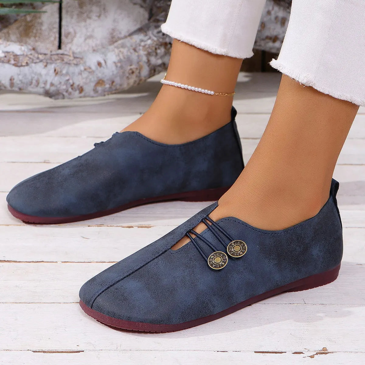 Slipper für Damen ⎜ Bequeme Flats mit Dekorativen Knöpfen und Klassischem Design