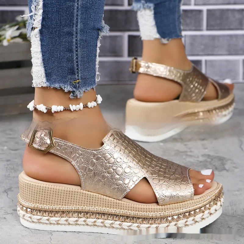 Damen Plateau Sandalen ⎜ Modische Sommerschuhe mit Kroko-Optik und Verstellbarer Schnalle