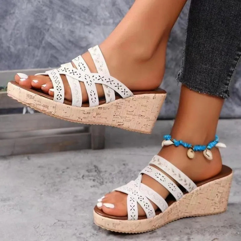 Keilabsatz Sandalen für Damen ⎜ Sommerliche Plateauschuhe mit Stickerei und bequemer Riemchenführung