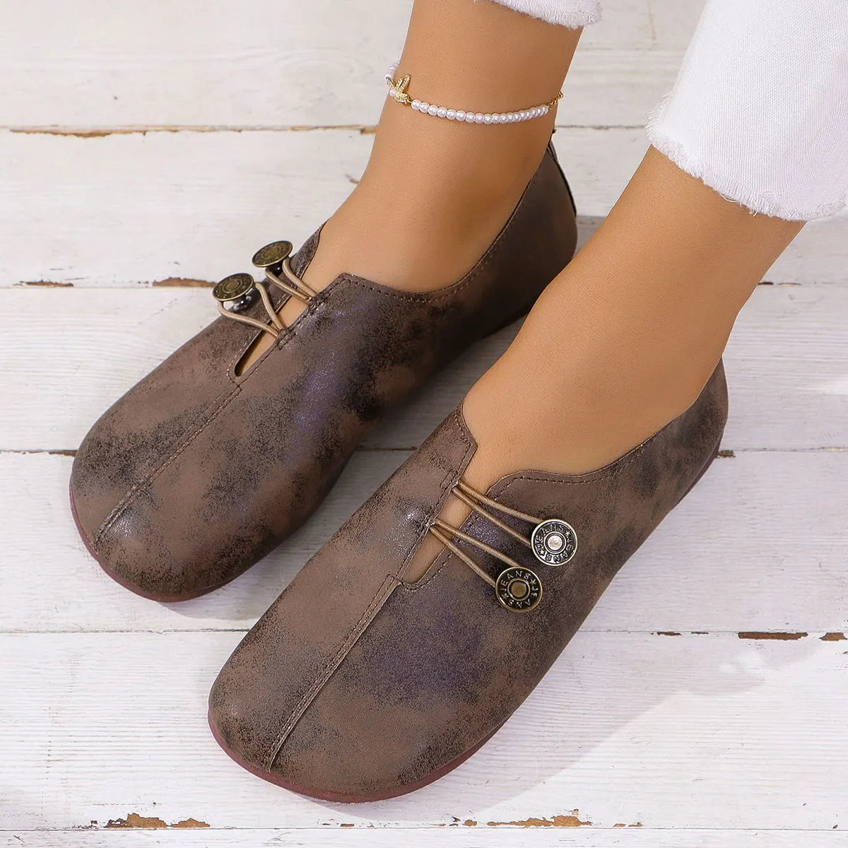 Slipper für Damen ⎜ Bequeme Flats mit Dekorativen Knöpfen und Klassischem Design