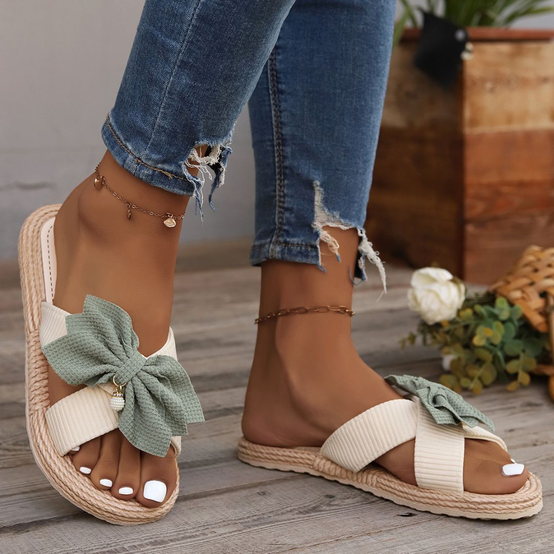 Damen Sommer Pantoletten ⎜ Bequeme Flache Slipper mit Schleife und Rutschfester Bastsohle