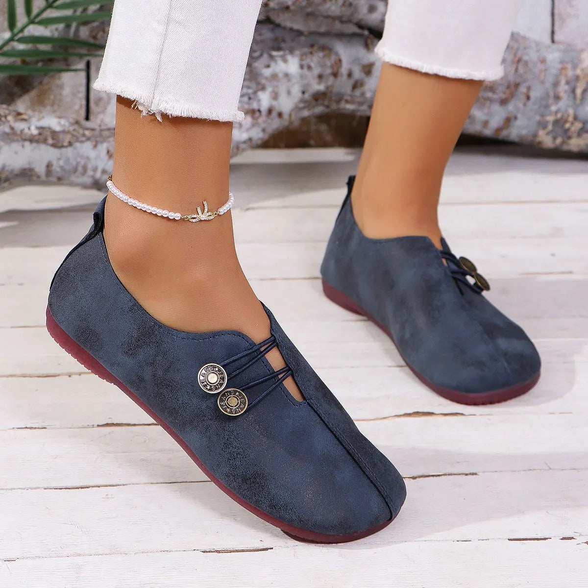 Slipper für Damen ⎜ Bequeme Flats mit Dekorativen Knöpfen und Klassischem Design