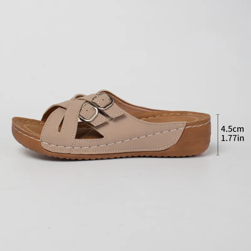 Pantoletten für Damen ⎜ Bequeme Sommerschuhe mit Kreuzriemen, Schnallen und leichter Plateausohle