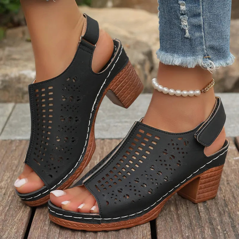 Damen Sandalen mit Blockabsatz ⎜ Bequeme Sommerschuhe im Retro-Stil mit Cut-outs und offener Zehenpartie