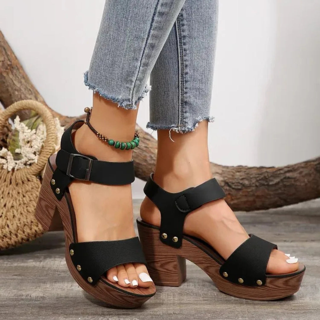 Plateausandalen für Damen ⎜ Bequeme Sommerschuhe mit Nietenriemen und Breitem Absatz für Mehr Stabilität