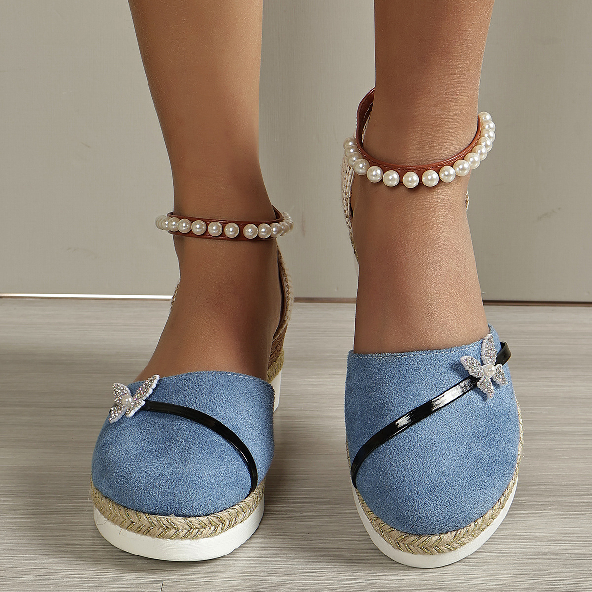 Keilabsatz Sandalen für Damen ⎜ Bequeme Sommerschuhe mit Perlenriemen und geflochtener Sohle