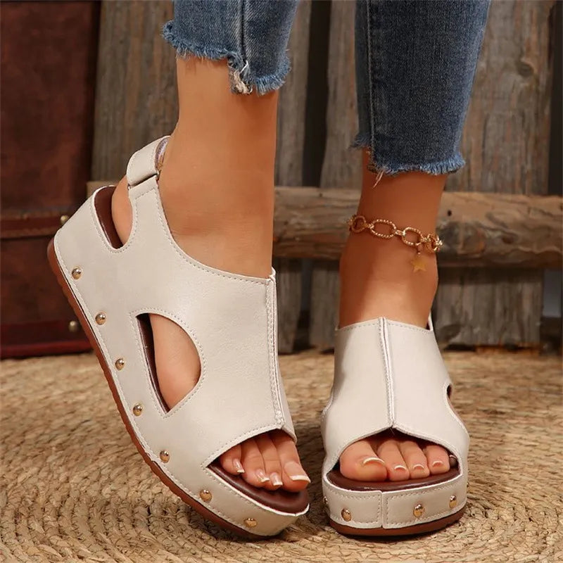 Damen Plateau-Sandalen mit Ausschnitt ⎜ Bequeme Sommerschuhe mit Keilabsatz und offener Zehenpartie