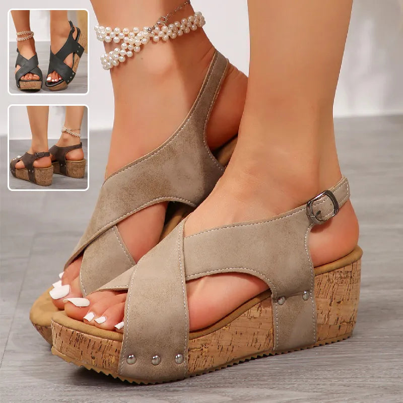 Keilsandaletten Damen Sommer ⎜ Bequeme Plateausandalen mit Riemchen und Nieten für Alltag & Freizeit