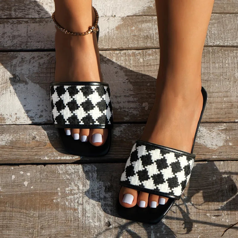 Damen Flache Slides Sandalen ⎜ Bequeme Sommerschuhe mit Kariertem Muster für Strand & Freizeit
