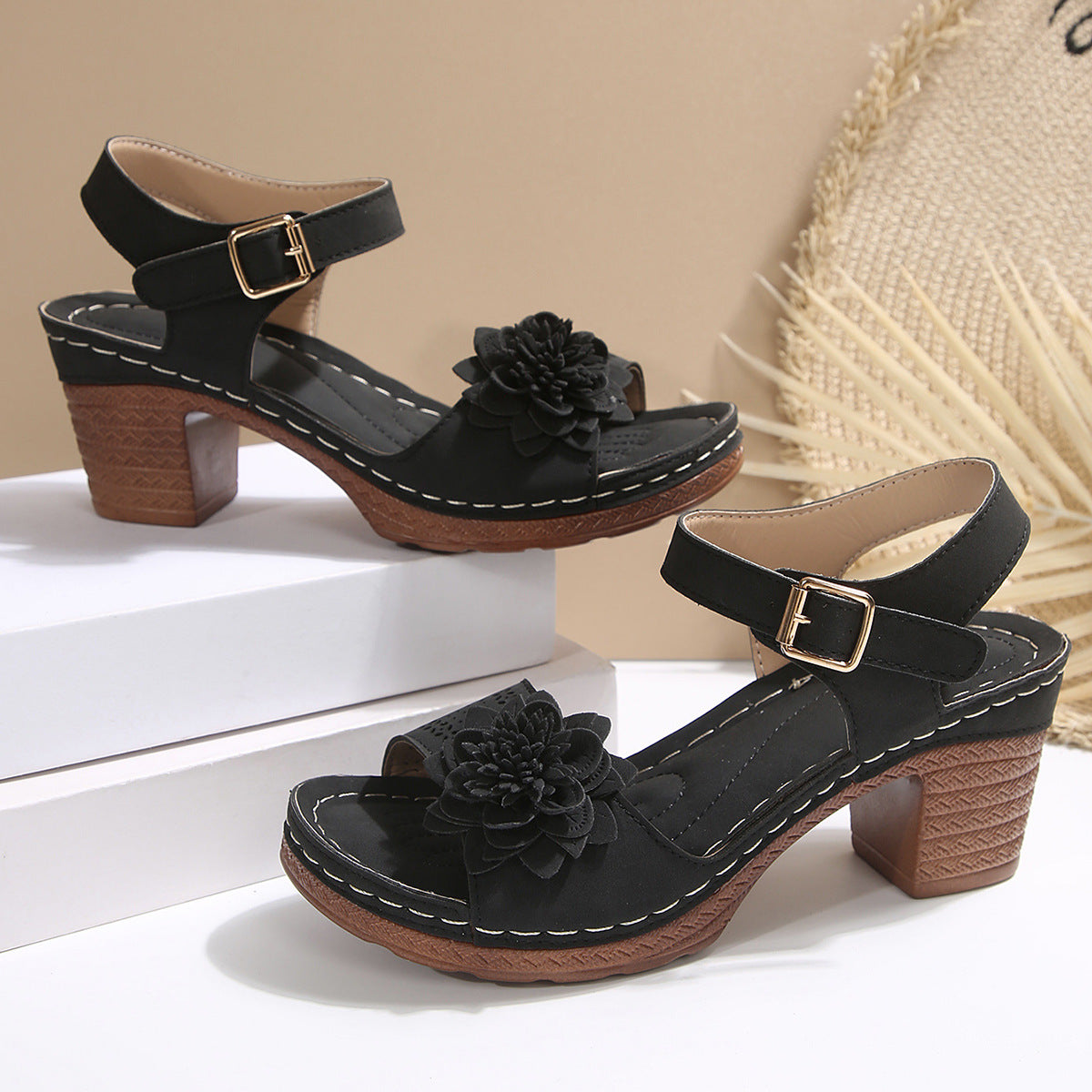 Chunky Heel Sandalen für Damen ⎜ Sommerliche Plattform-Schuhe mit Blumenapplikation