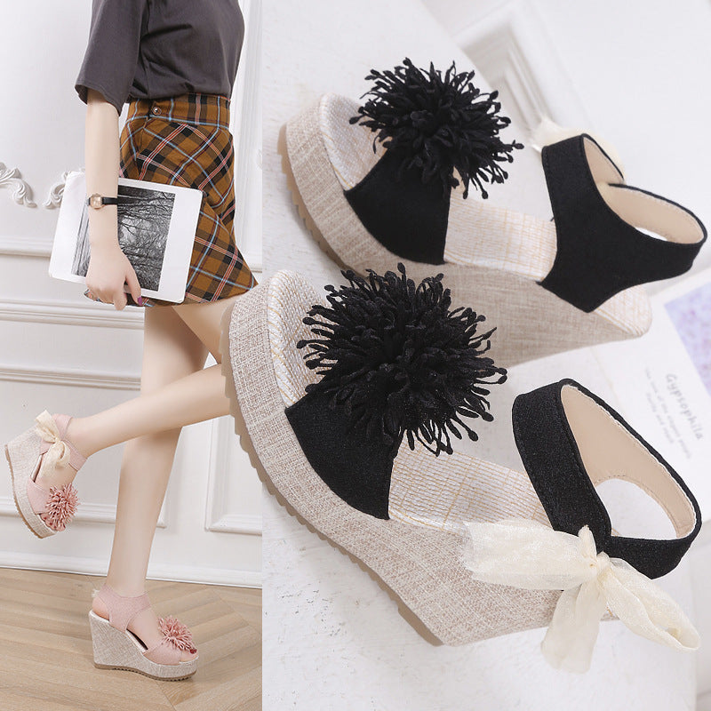 Damen Keilsandaletten mit Plateau ⎜ Bequeme Sommerschuhe mit Blumen-Design und offener Zehenpartie