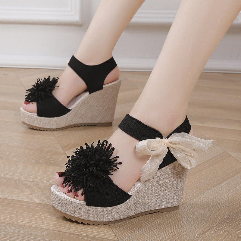 Damen Keilsandaletten mit Plateau ⎜ Bequeme Sommerschuhe mit Blumen-Design und offener Zehenpartie