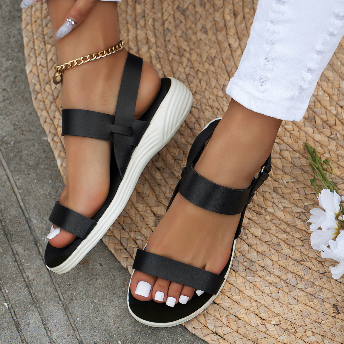 Damen Sandalen mit flacher Sohle ⎜ Bequeme Sommerschuhe mit offenem Zehenbereich und verstellbarem Riemen