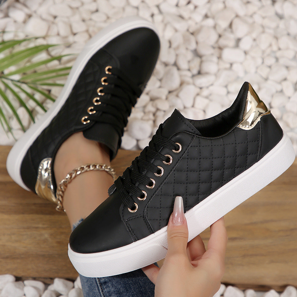 Sneaker für Damen ⎜ Bequeme Freizeitschuhe mit Genähtem Design und Goldenen Details