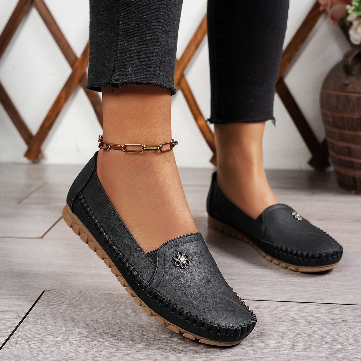 Loafers für Damen ⎜ Bequeme Flats aus Leder mit Ziernähten und Schmuck-Applikation