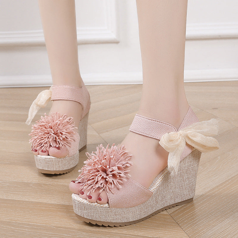 Damen Keilsandaletten mit Plateau ⎜ Bequeme Sommerschuhe mit Blumen-Design und offener Zehenpartie