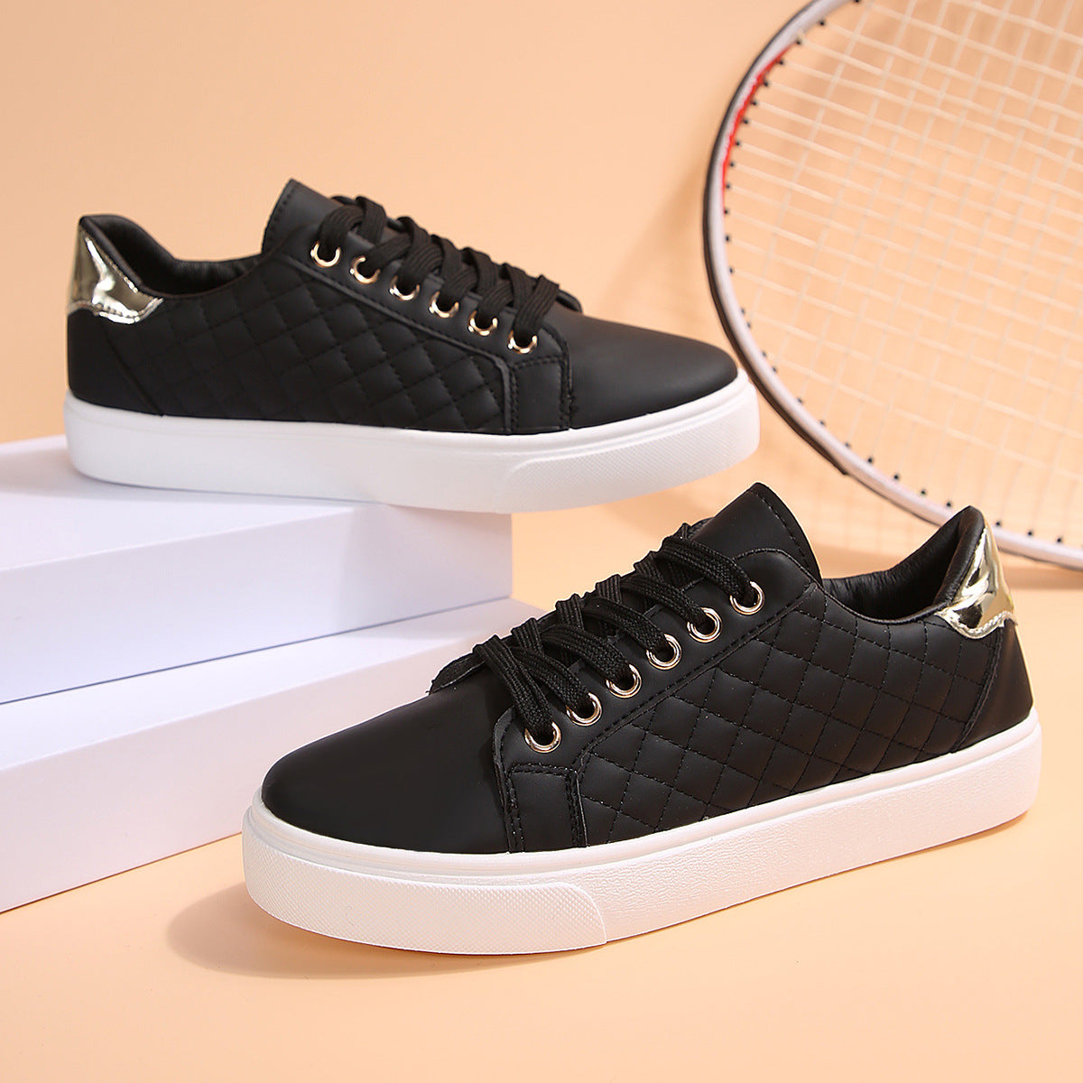 Sneaker für Damen ⎜ Bequeme Freizeitschuhe mit Genähtem Design und Goldenen Details